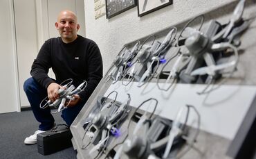 Chef Heiko Blattert mit seinen Drohnen der Marke Damoda.