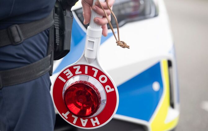 139 Akkus und eine Schlagwaffe finden die Beamten bei einer Kontrolle. (Symbolbild)