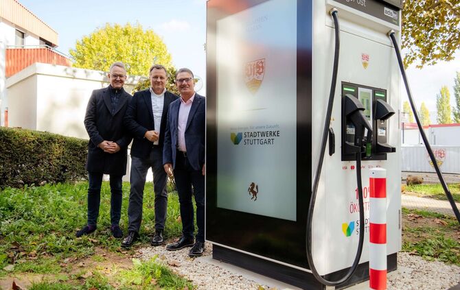 Die Stadtwerke Stuttgart haben gemeinsam mit dem VfB und weiteren Partnern neue Ladepunkte in Betrieb genommen: VfB-Vorstandsvor