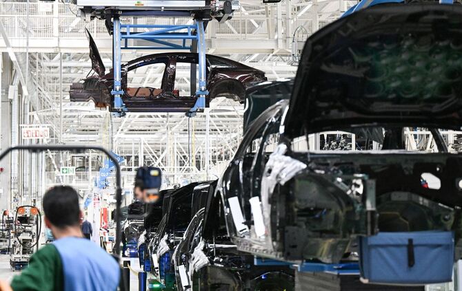 Mercedes-Benz denkt über Reduzierung bei Leiharbeitern nach. (Archivbild)