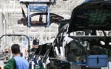 Mercedes-Benz denkt über Reduzierung bei Leiharbeitern nach. (Archivbild)
