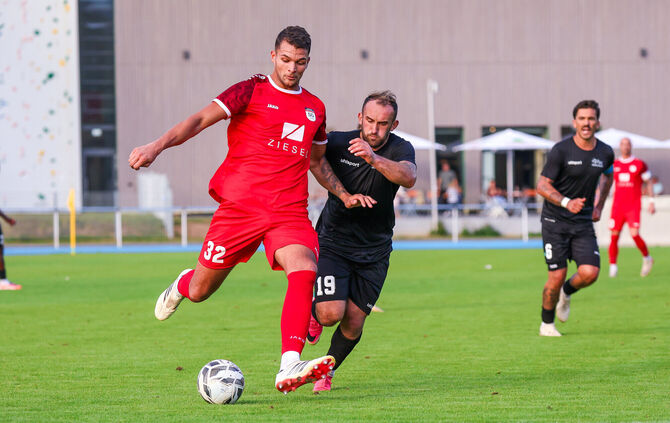 Moritz Zutz (links) und die SG Schorndorf schielen in Heilbronn auf den fünften Sieg in Serie – Faton Sylaj (rechts) und der FSV