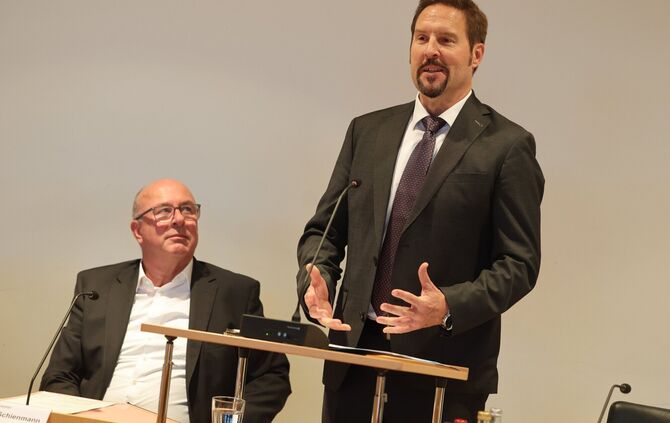 Tim Koemstedt bei seiner Vorstellung im Gemeinderat. Links neben ihm der amtierende Baubürgermeister Dieter Schienmann.