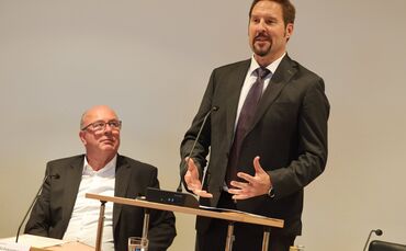Tim Koemstedt bei seiner Vorstellung im Gemeinderat. Links neben ihm der amtierende Baubürgermeister Dieter Schienmann.