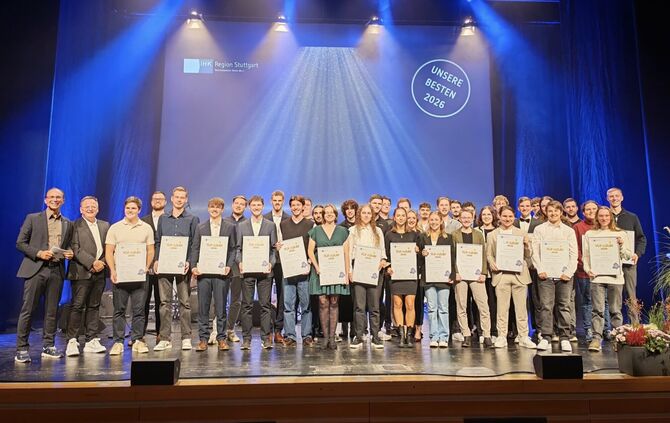 Die besten Azubis mit ihren Urkunden auf der Bühne in Schorndorf.