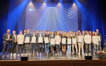Die besten Azubis mit ihren Urkunden auf der Bühne in Schorndorf.