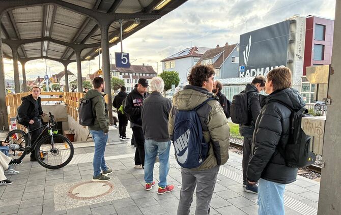 Wartende Fahrgäste am Gleis in Schorndorf.