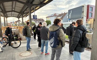 Wartende Fahrgäste am Gleis in Schorndorf.