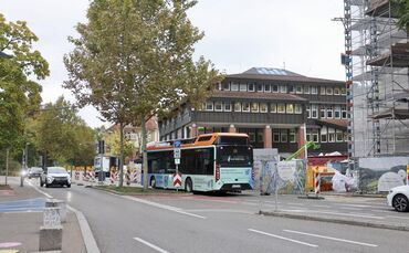 Hier ist es am Alten Postplatz noch eng (Foto vom 23. Oktober), doch etwas weiter Richtung AOK-Kreuzung soll es wieder mehr Plat