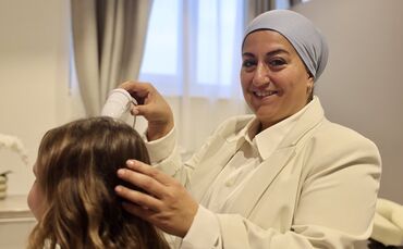 Esma Işılak prüft bei einer Head-Spa-Behandlung immer zuerst die Kopfhaut der Kundin.