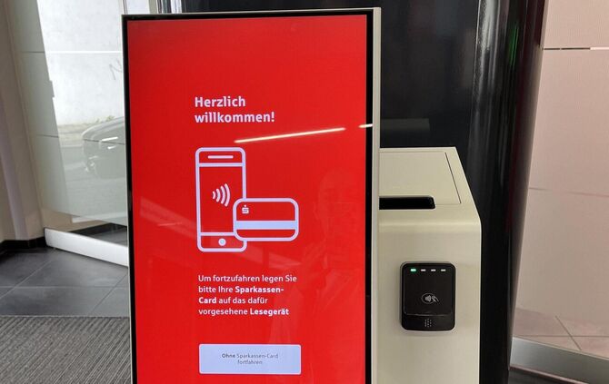 Erst die Anmeldung am Automaten, dann gibt's eine Nummer, auf die ein Aufruf folgt: Die Kreissparkasse will so die Wartezeiten v