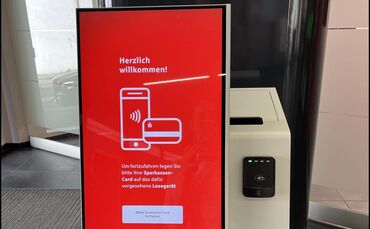 Erst die Anmeldung am Automaten, dann gibt's eine Nummer, auf die ein Aufruf folgt: Die Kreissparkasse will so die Wartezeiten v