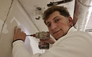 Maler- und Lackiererlehrling Ozan Encu im Einsatz auf der Baustelle in Stuttgart.