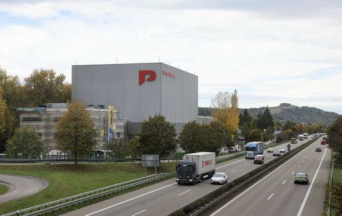 Neue Prüfhalle von Pfisterer an der B29: Weitere Anbauten sind schon in Planung.