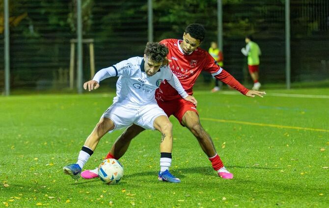 Adao Gutzeit (SV Fellbach, rotes Trikot) versucht, einem Calcio-Akteur den Ball abzujagen.