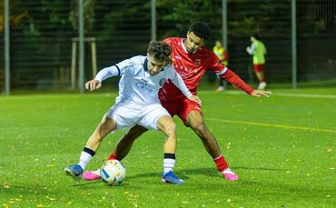 Adao Gutzeit (SV Fellbach, rotes Trikot) versucht, einem Calcio-Akteur den Ball abzujagen.