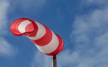 Windsack weht in der Luft