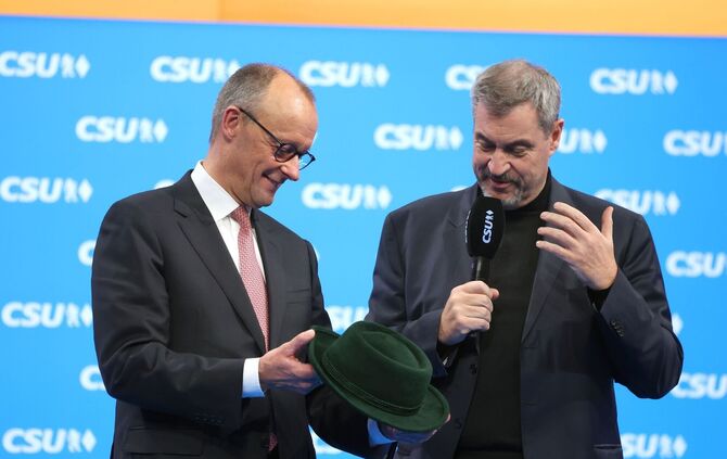 Beim letzten CSU-Parteitag bekam Merz einen Trachtenhut. Was bekommt er diesmal - außer Druck in der P-Frage?