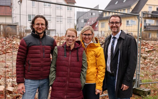 Alle freuen sich, das es jetzt doch klappt mit der Praxis im Herzen von Korb (von links): Johannes Riehle, Stephanie Riehle-Heid