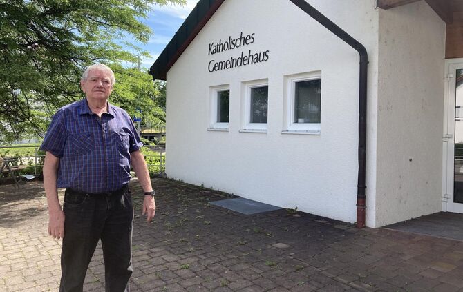 Norbert Miczek vor dem katholischen Gemeindehaus in Waiblingen-Beinstein. Viele Jahre hat er sich für den Bau und die Finanzieru