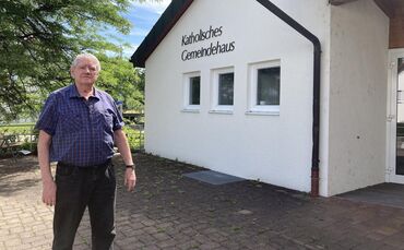 Norbert Miczek vor dem katholischen Gemeindehaus in Waiblingen-Beinstein. Viele Jahre hat er sich für den Bau und die Finanzieru