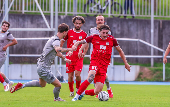 Marcello Vulcano (rechts, hier im Spiel gegen Tabellenführer FV Löchgau) steuerte zwei Torbeteiligungen zum Schorndorfer Sieg be