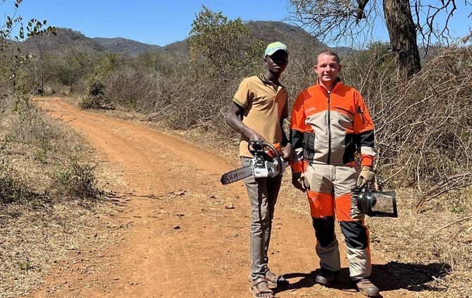 Mit Kettensäge und Schutzausrüstung: Lukas Brotzki aus Winnenden hat sich Urlaub genommen, um bei einem Schulprojekt in Simbabwe