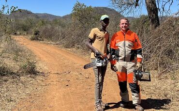Mit Kettensäge und Schutzausrüstung: Lukas Brotzki aus Winnenden hat sich Urlaub genommen, um bei einem Schulprojekt in Simbabwe