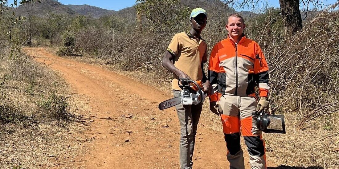 Mit Kettensäge und Schutzausrüstung: Lukas Brotzki aus Winnenden hat sich Urlaub genommen, um bei einem Schulprojekt in Simbabwe