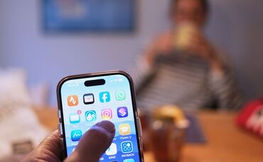 Handy Nutzung am Esstisch