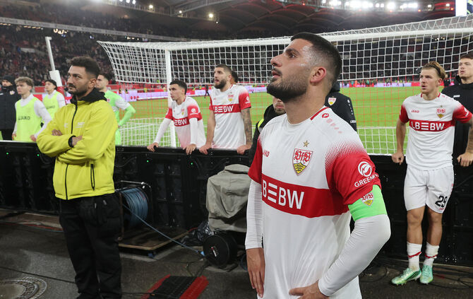 Deniz Undav und seine VfB-Kollegen mussten sich nach der 2:3-Niederlage gegen Borussia Mönchengladbach den enttäuschten Fans in
