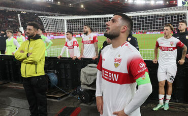 Deniz Undav und seine VfB-Kollegen mussten sich nach der 2:3-Niederlage gegen Borussia Mönchengladbach den enttäuschten Fans in 