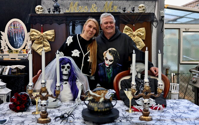 Daniela und Uwe Köberle dekorieren schon fleißig für Halloween und öffnen ihren Garten wieder für Besucher.