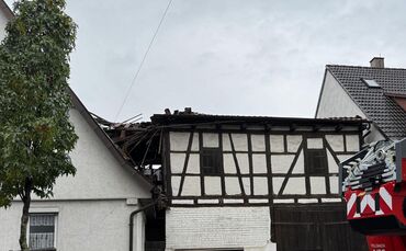 Das Dach einer Scheune stürzte auf das angrenzende Wohnhaus.