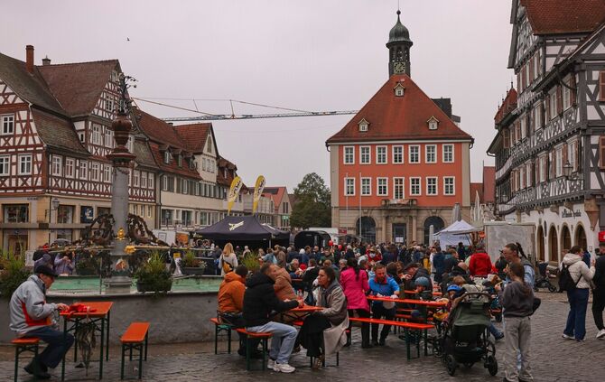 Der Stadtmarkt in Schorndorf war keinesfalls ein Schlag ins Wasser. Besucher können in Regenpausen sogar Platz nehmen.