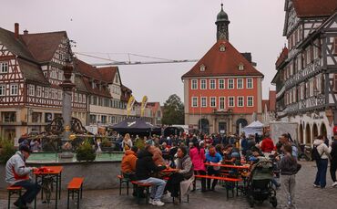 Der Stadtmarkt in Schorndorf war keinesfalls ein Schlag ins Wasser. Besucher können in Regenpausen sogar Platz nehmen.