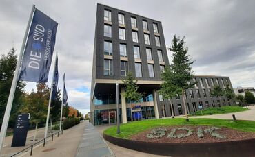 In Fellbach wehen die Fahnen der neuen Versicherungsgruppe DIE SÜD vor der SDK-Filialdirektion Schwaben.