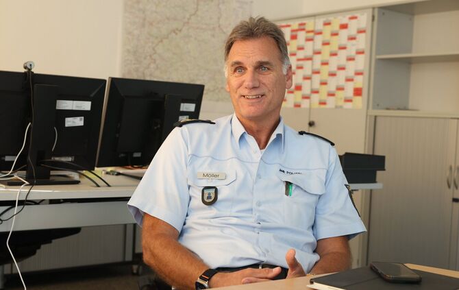 Reiner Möller, ein Polizist, der rund um die Uhr an sieben Tagen die Woche erreichbar war. Der, so sagt er, dreiviertel des Urla
