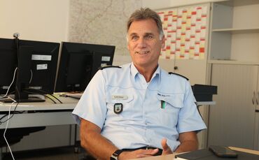 Reiner Möller, ein Polizist, der rund um die Uhr an sieben Tagen die Woche erreichbar war. Der, so sagt er, dreiviertel des Urla