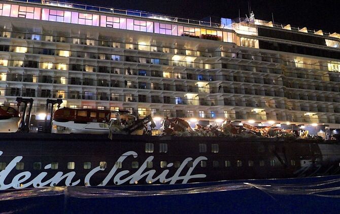 Kreuzfahrtschiff stößt mit Containerschiff zusammen