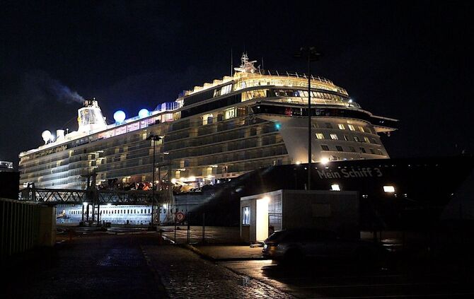 Kreuzfahrtschiff stößt mit Containerschiff zusammen