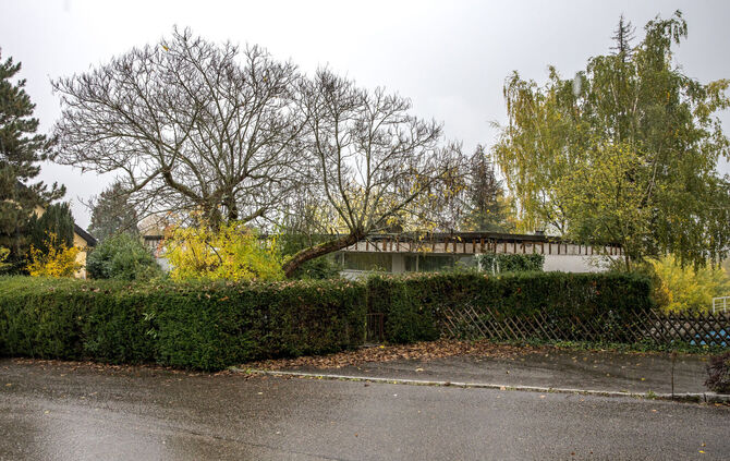 Die AEG-Villa, wie sie vor einem Jahr noch eingeschossig und quasi unsichtbar zwischen hohen Bäumen an der Forchenwaldstraße im
