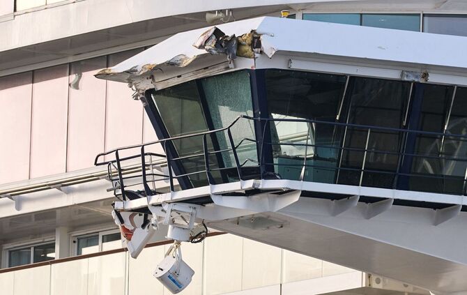 Kreuzfahrtschiff stößt mit Containerschiffen zusammen