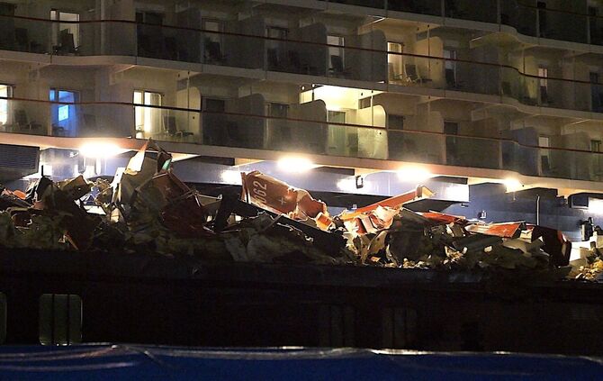Kreuzfahrtschiff stößt mit Containerschiff zusammen