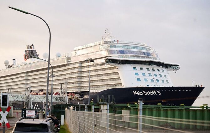 Kreuzfahrtschiff stößt mit Containerschiffen zusammen