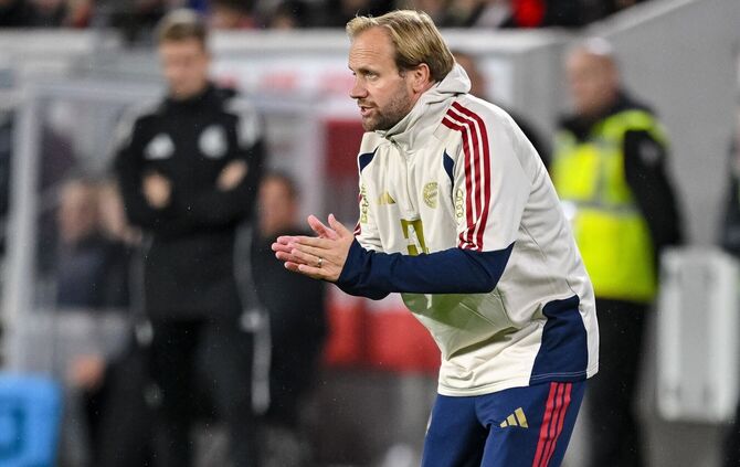 Bekam nach dem 3:1 in Freiburg eine Nachricht von seinem Chef Vincent Kompany: Bayerns Co-Trainer Aaron Danks.