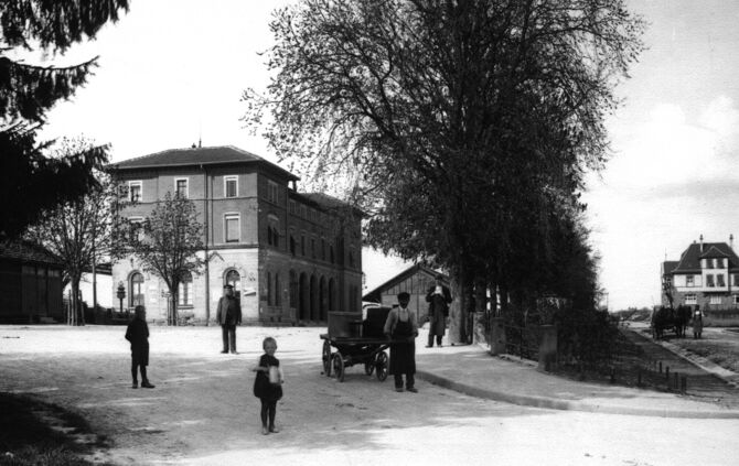 Der Bahnhofsbereich um 1913, also einige Jahre nach der offiziellen Eröffnung.