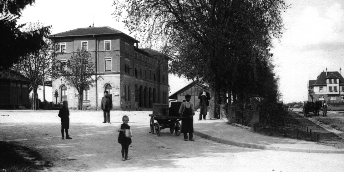 Der Bahnhofsbereich um 1913, also einige Jahre nach der offiziellen Eröffnung.