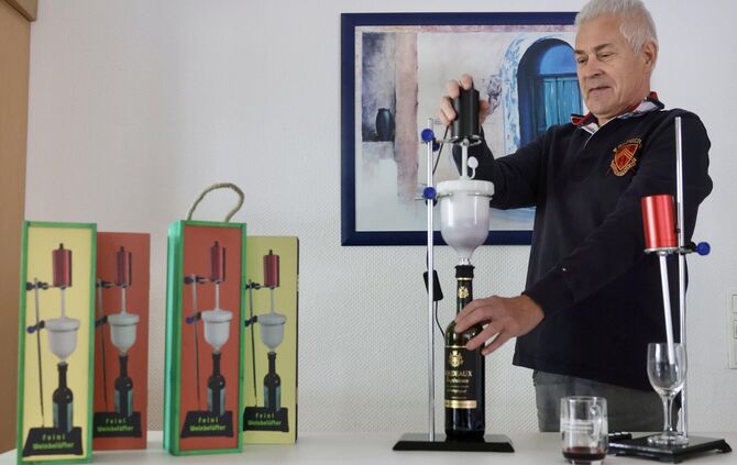 Erfindung für Weinkenner und Weinliebhaber: Karl-Heinz Feininger führt seinen "feini Dekanter elektrisch" vor.