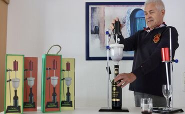 Erfindung für Weinkenner und Weinliebhaber: Karl-Heinz Feininger führt seinen "feini Dekanter elektrisch" vor.